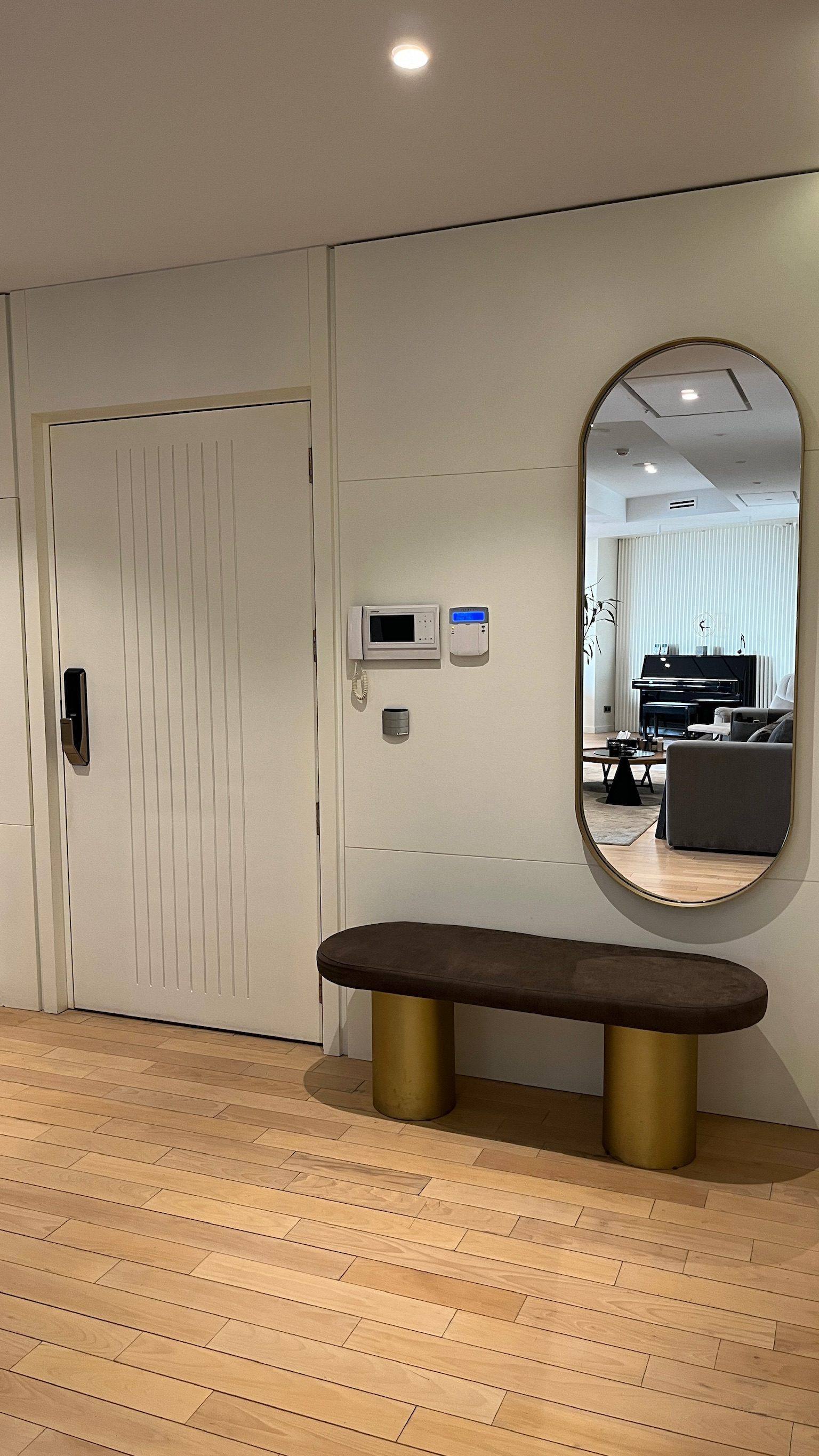 Moderniteh — Entrance