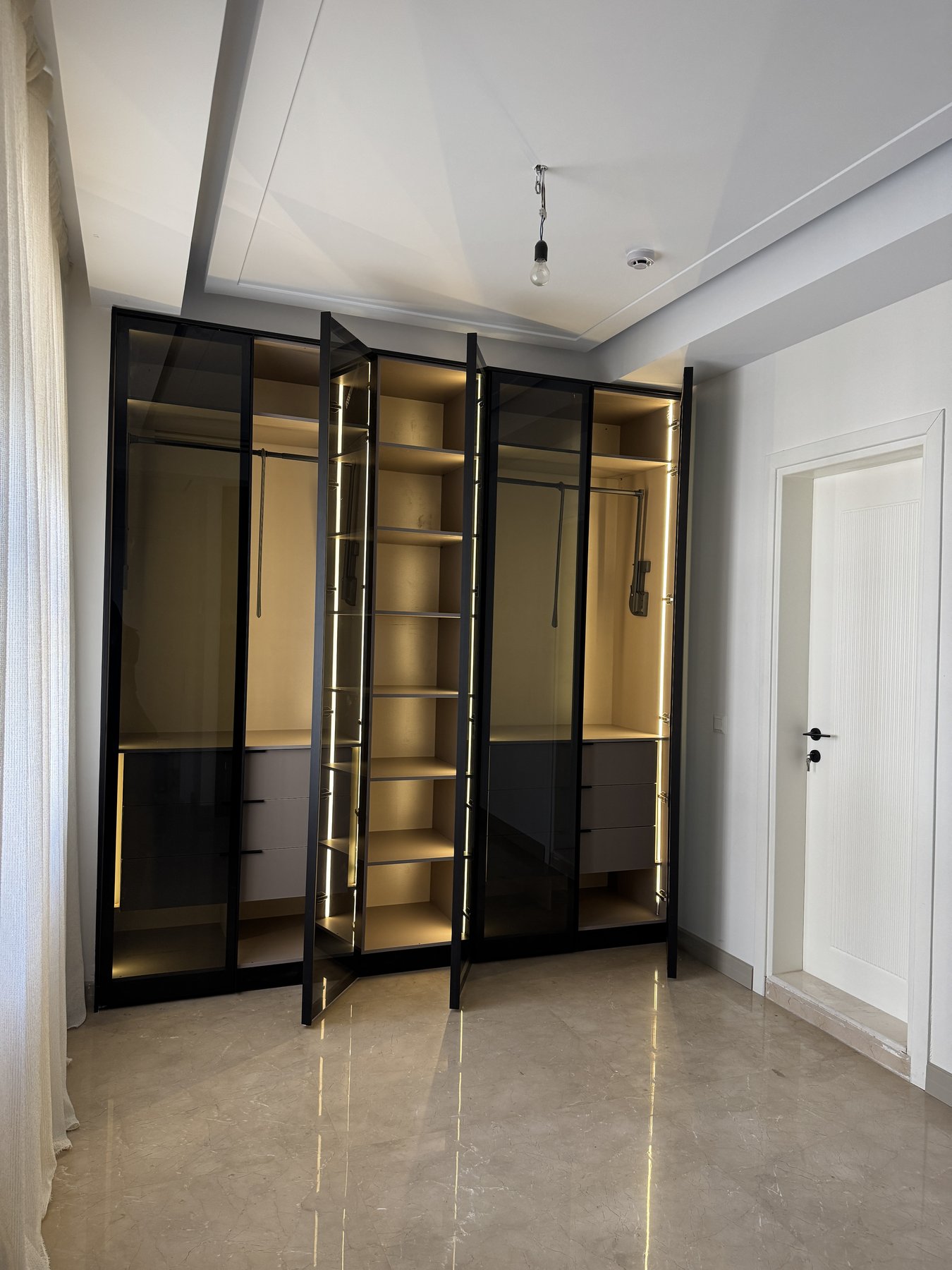 Illuminated wardrobe